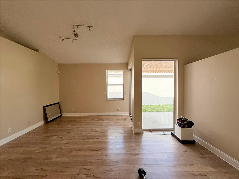 4965 SW 153rd Ave — Photo 2