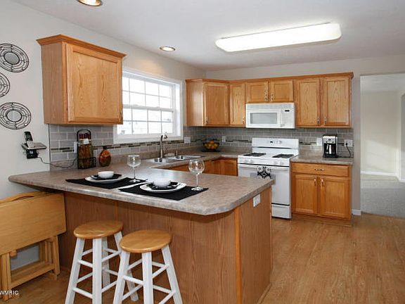 4th image of 105 Rosebud Ct