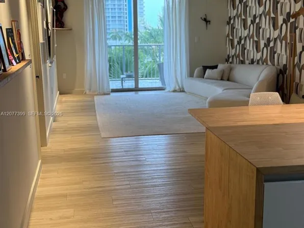 210 Sea View Dr, Key Biscayne, FL