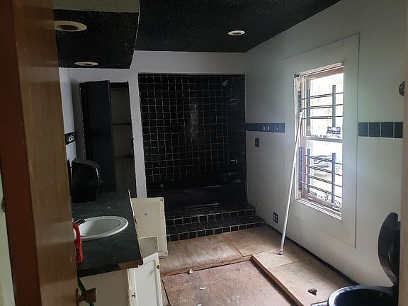 4th image of 713 Acorn St
