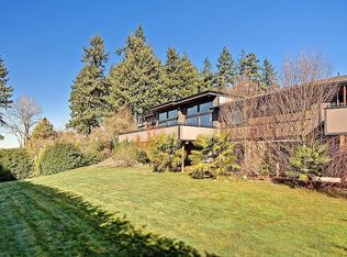9601 NE 29th St, Clyde Hill, WA 98004