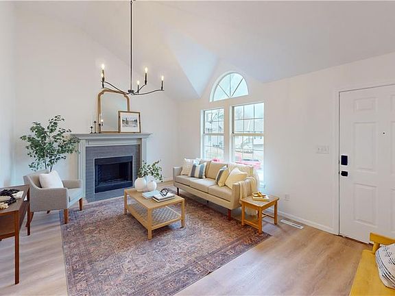 2nd image of 1522 N Manor Cir