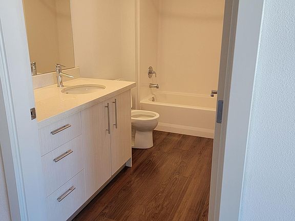 5th image of 606 Burwell St APT 215