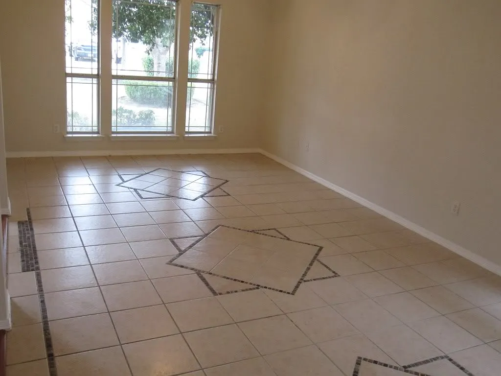 4 bed, 2750 sqft, $2,500 — Photo 3