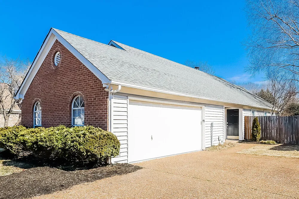 3 bed, 2.0 bath, 1336 sqft, $2,255 — Photo 3