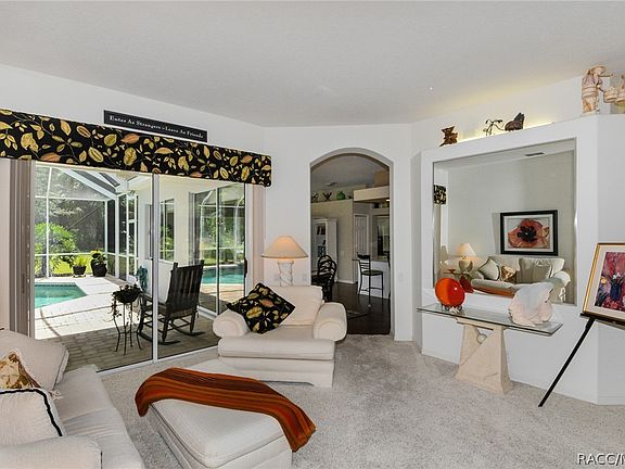 4th image of 17 Oak Village Blvd S
