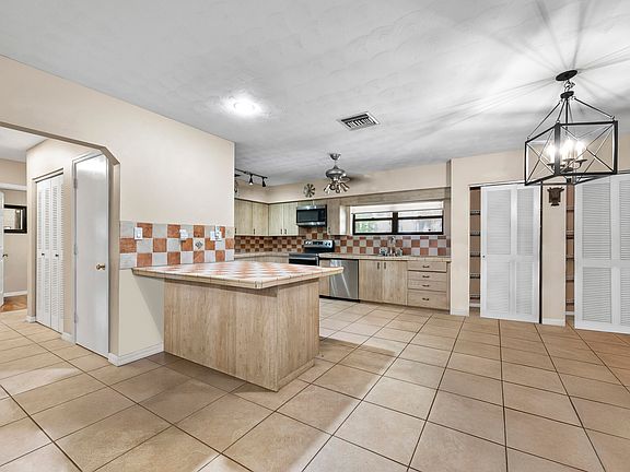 4th image of 10800 Carlton Road