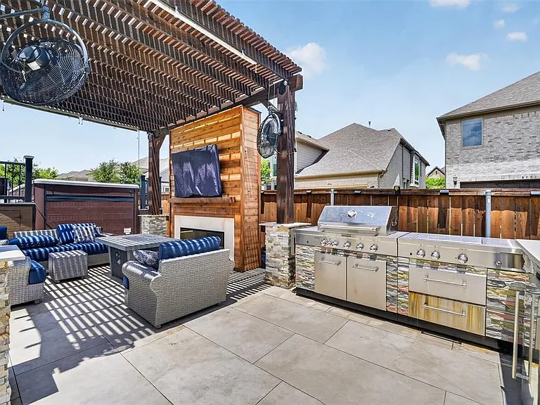8700 Fairway Ln — Photo 2