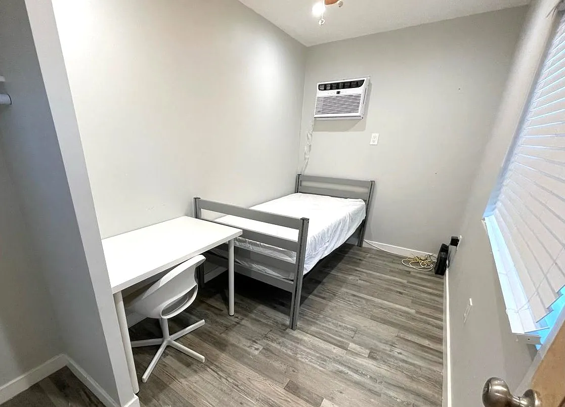 8 bed, 2000 sqft, $800 — Photo 4