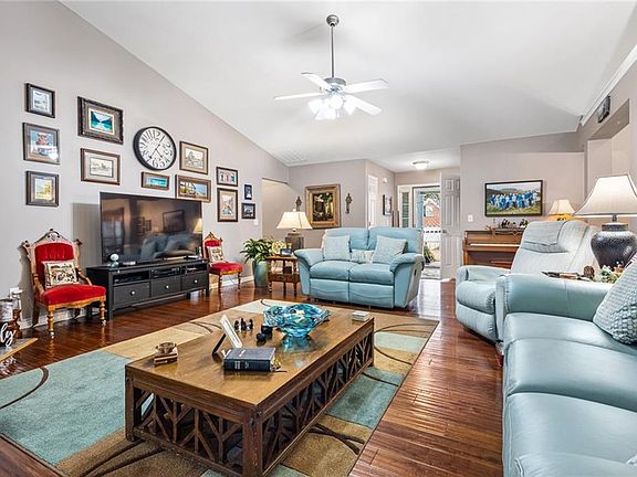 5th image of 317 Southgate Dr