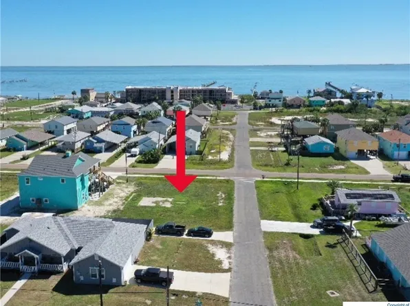 810 E James St, Rockport, TX 78382