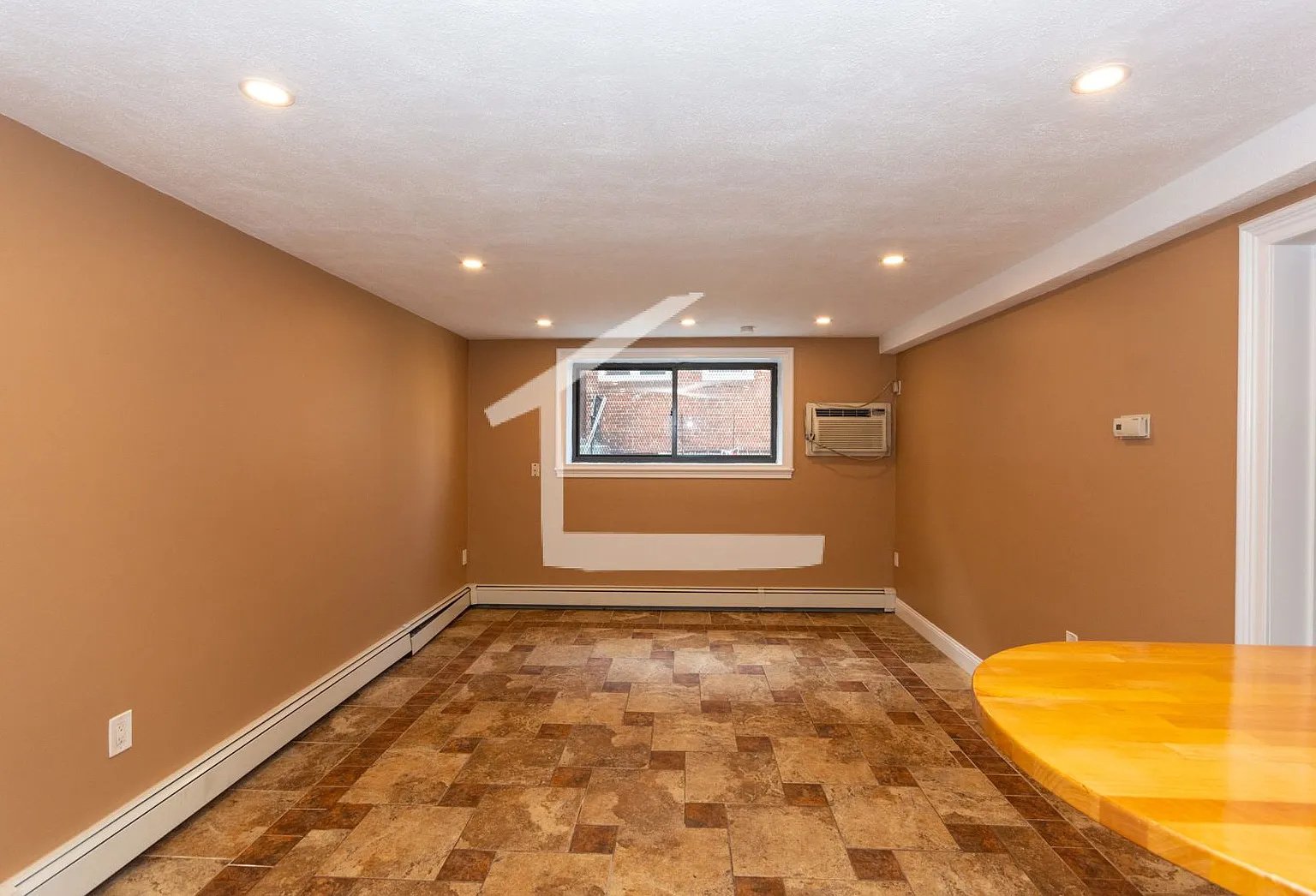 Nicely renovated pet friendly unit for 9/1. — Photo 1