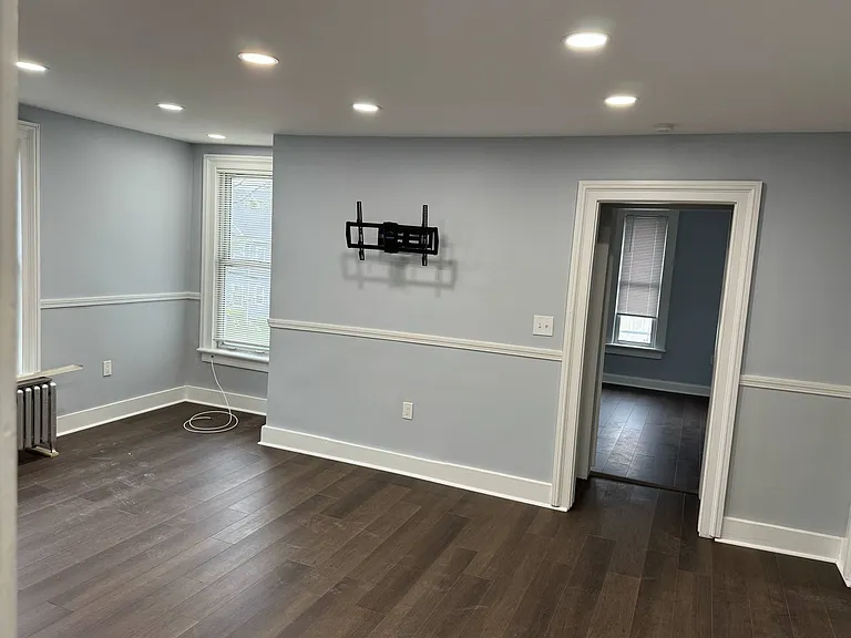 17 E 9th St #2 — Photo 3