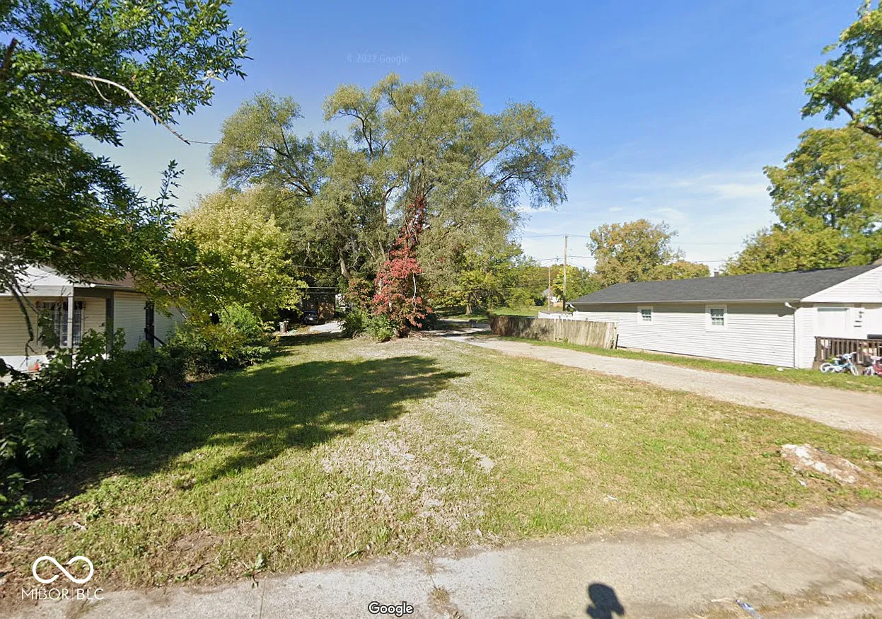 572 Lynn St photo 1