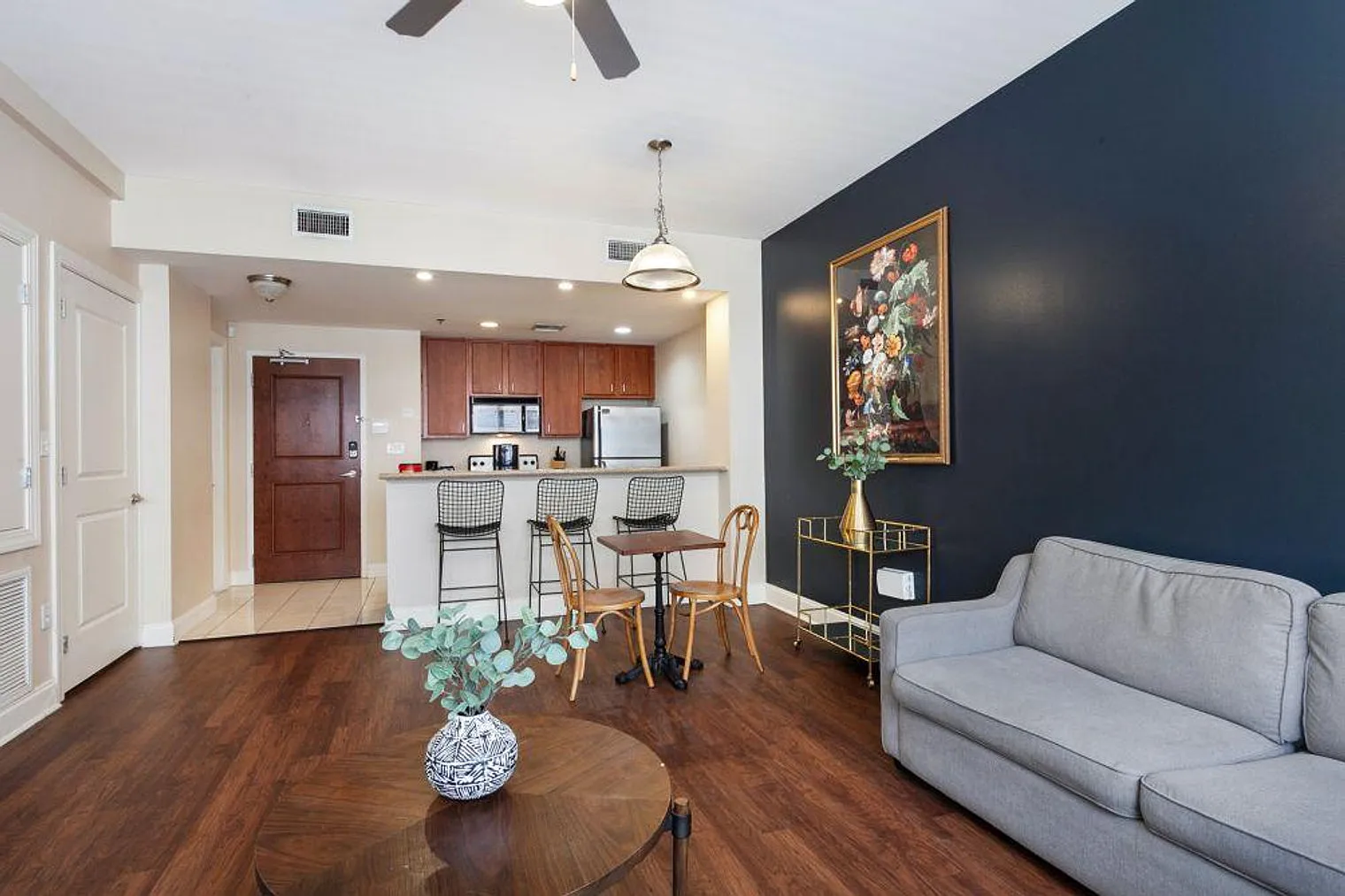 1 bed, 2.0 bath, 430 sqft, $4,218 — Photo 4
