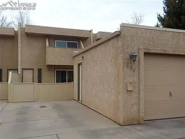 694 Echo Ln — Photo 1