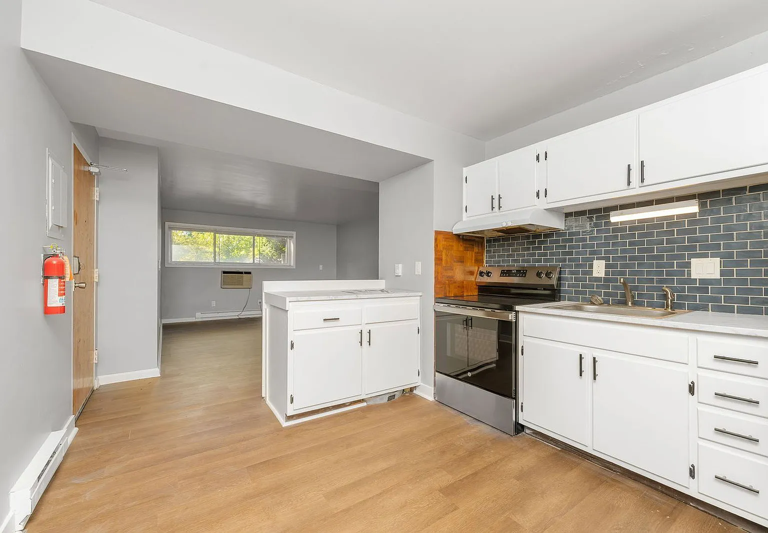 2 bed, 1.0 bath, $1,050 — Photo 2