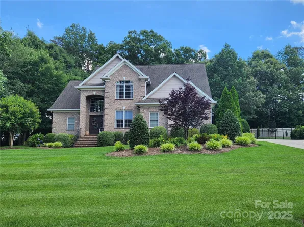 704 6th Ave NE, Conover, NC 28613