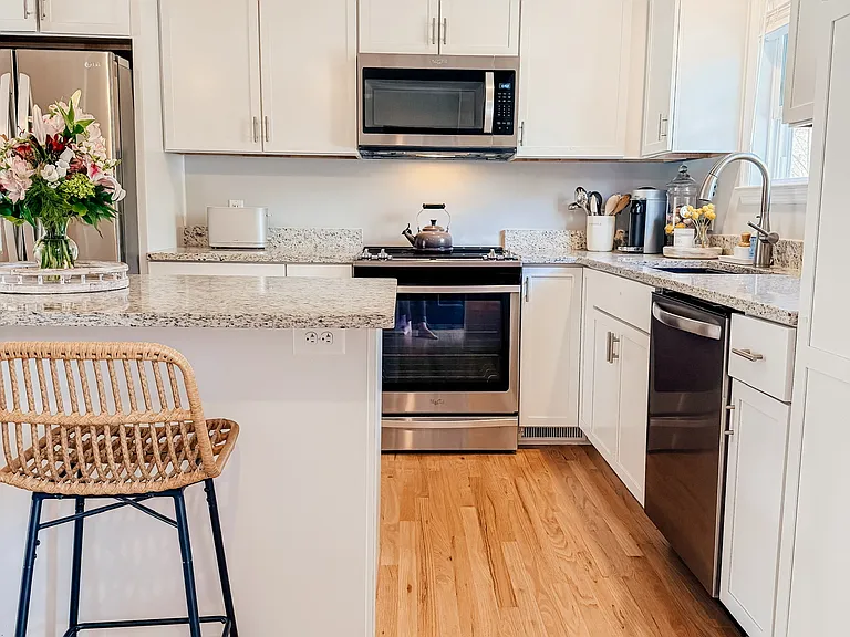 832 Colony Dr — Photo 2