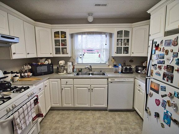 4th image of 306 Village Dr