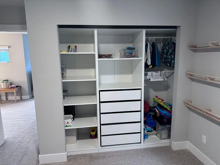 Kid's bedroom with custom closet