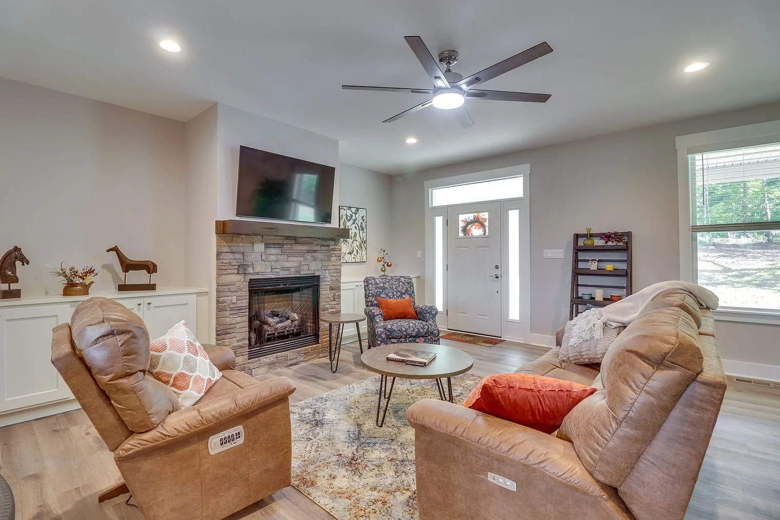3 bed, 2.0 bath, 1614 sqft, $3,290 — Photo 2