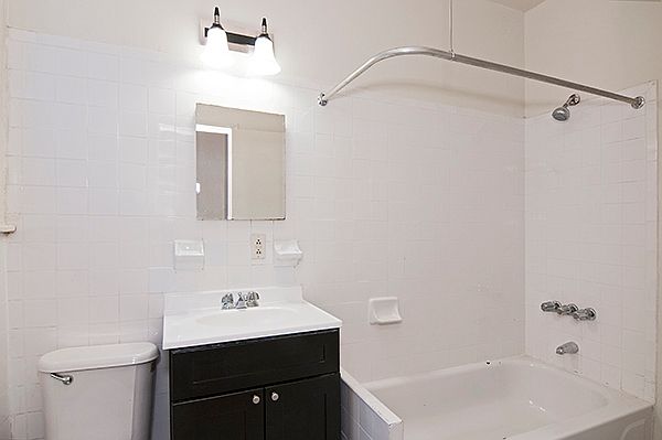 2nd image of 1050 Park Pl APT 3D