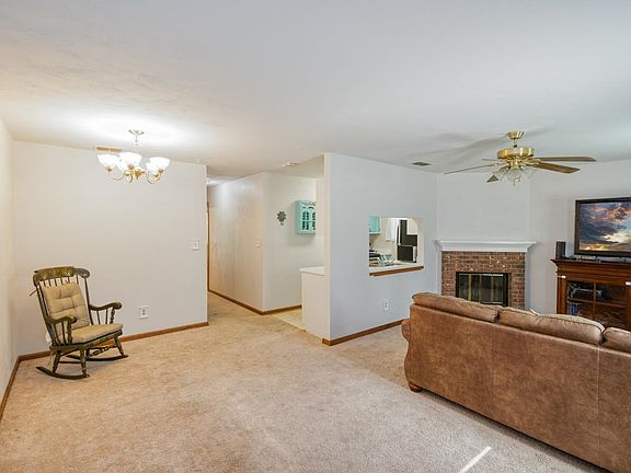 4th image of 2118 Victory Garden Ln