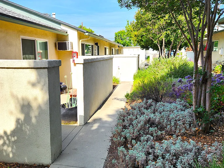 187 El Camino Way — Photo 2
