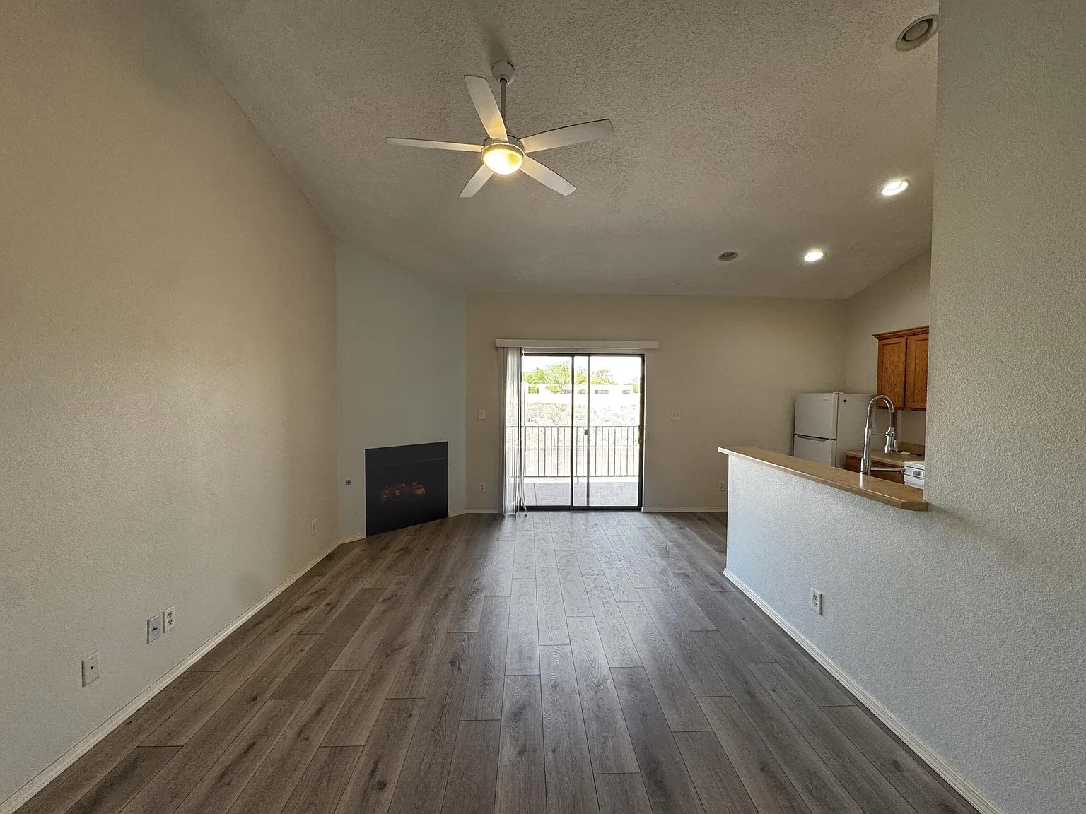 2 bed, 2.0 bath, 950 sqft, $1,525 — Photo 2