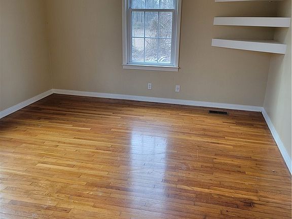 4th image of 2317 Moorehead Rd