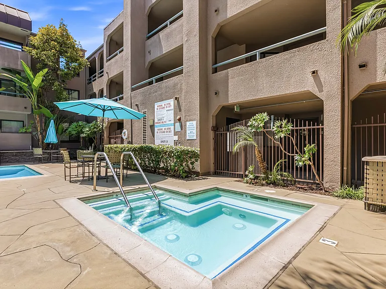 Communal pool + hot tub