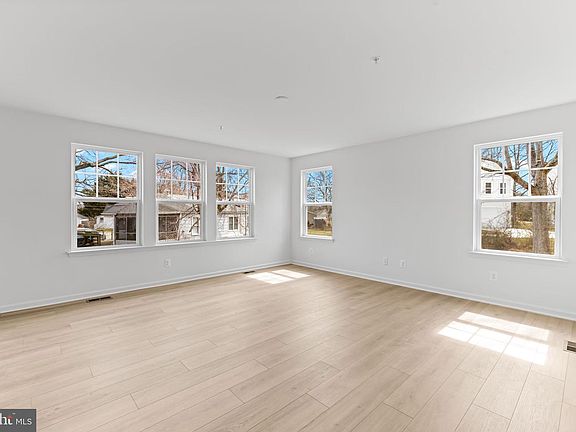 4th image of 2115 Nuttal B Ave