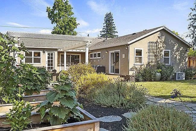 380 Wilton Ave — Photo 32