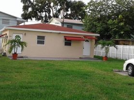 6129 Garfield St, Hollywood, FL