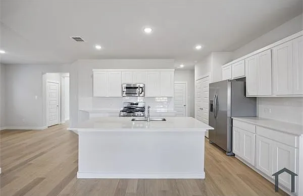 5 bed, 2308 sqft, $3,200 — Photo 3