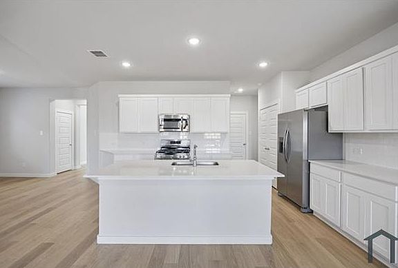 3rd image of 517 Green Gables Dr