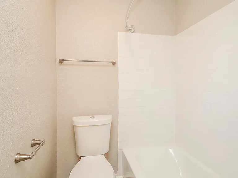5014 Meadow Crest St — Photo 14