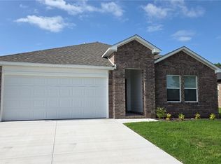 215 Collie Ave, Lowell, AR 72745