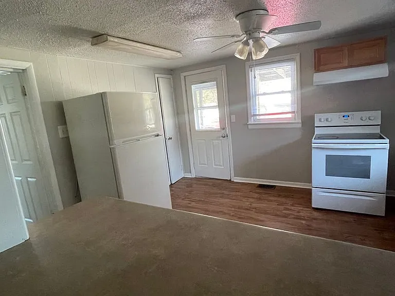 2117 N Ault Ave — Photo 3