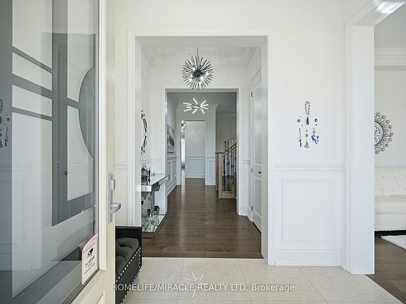 4th image of 642 Barons St