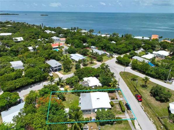 7911 Shark Dr, Marathon, FL 33050