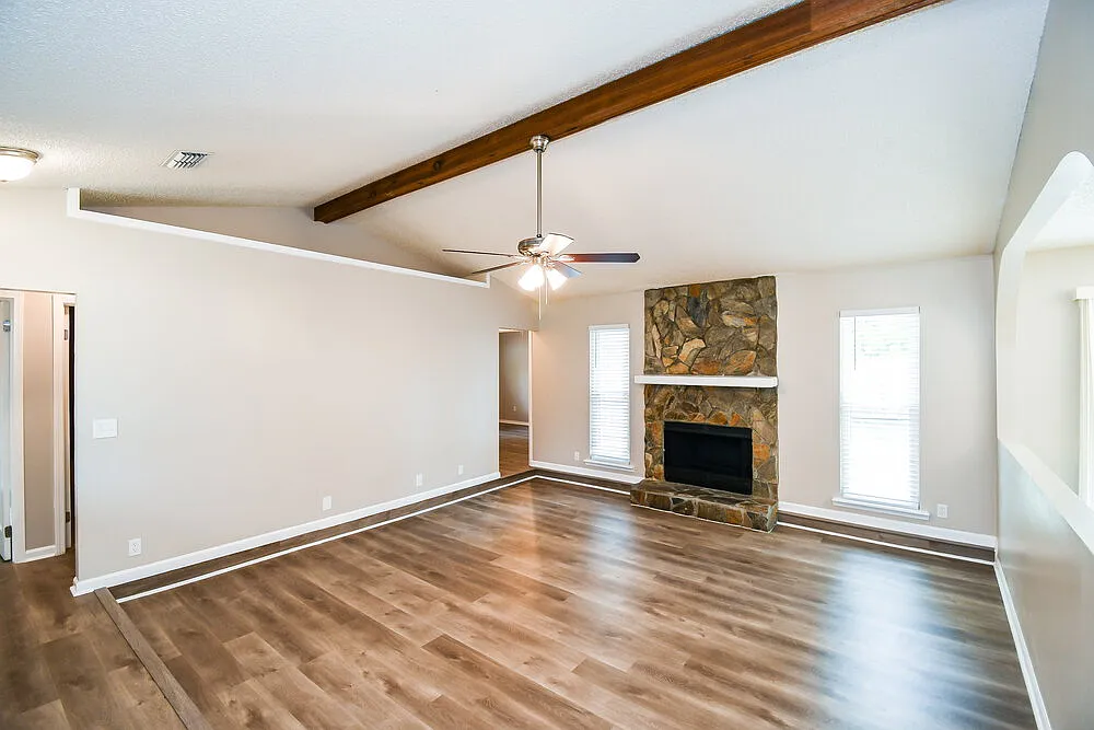 3 bed, 2.0 bath, 1351 sqft, $1,830 — Photo 3
