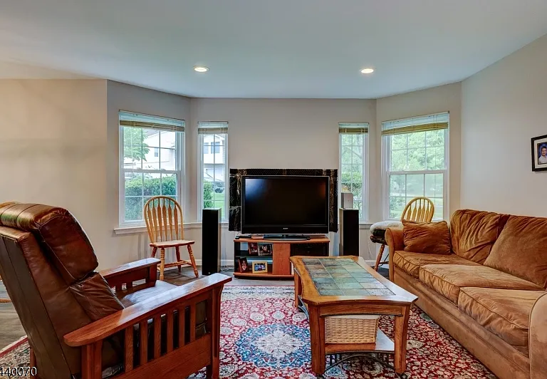 78 Wendover Ct — Photo 5