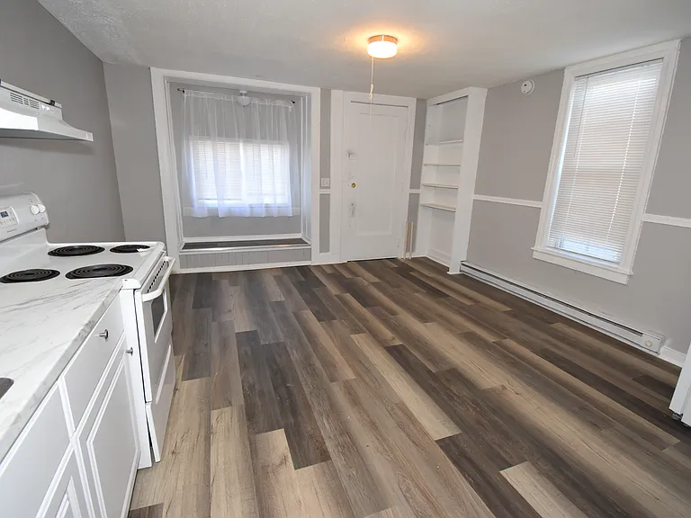 186 W Main St #A — Photo 2