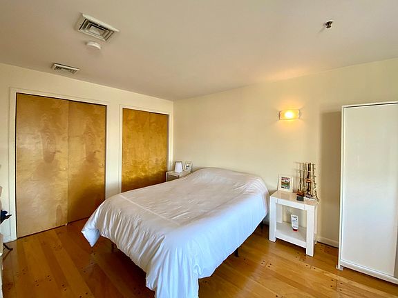 Queen bed, can easily fit a King