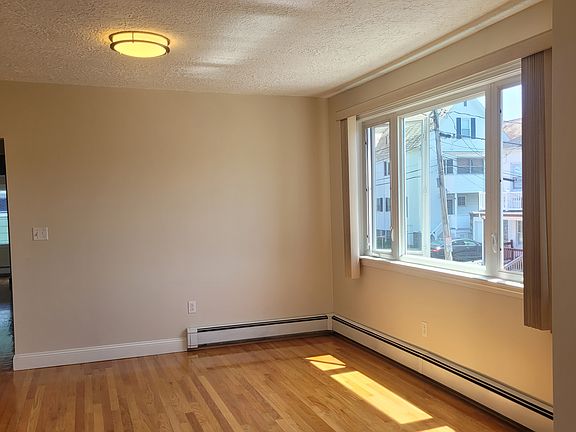 Lovely dining area, perfect for dinner parties!