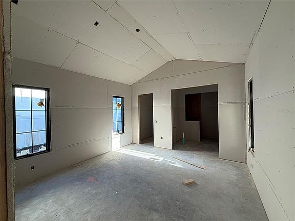 5th image of 207 E KINGS WAY