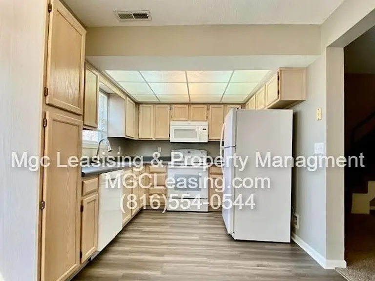 1012 NE Whispering Winds Ct — Photo 2
