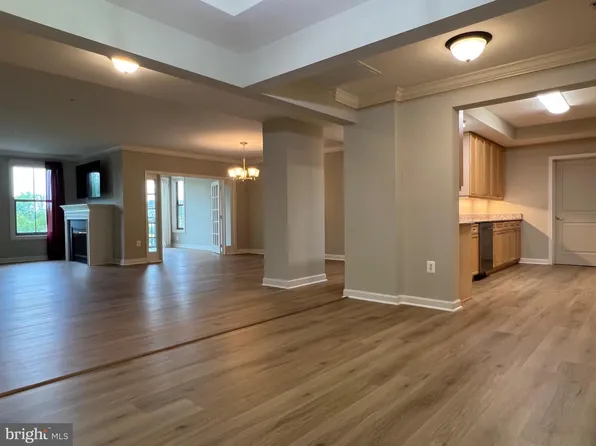 485 Harbor Side St APT 412, Woodbridge, VA 22191